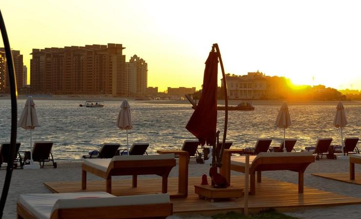 Relax na lehátkach pred hotelom Rixos The Palm Dubai
