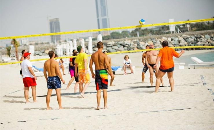 Zábava pri plážovom volejbale hotela Rixos The Palm Dubai