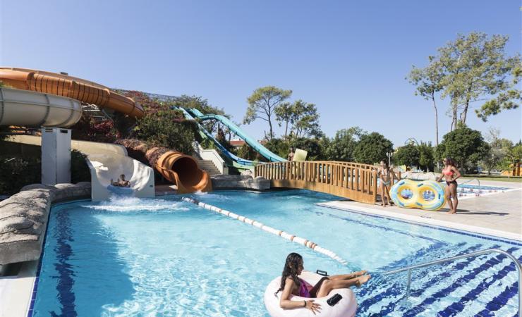 Vonkajší bazén s tobogánmi v hoteli Abaton Island Resort & Spa