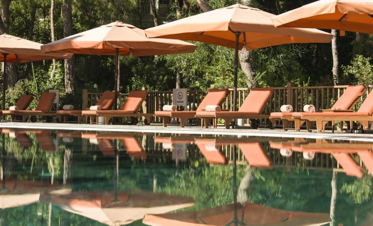 Ležadlá pri vonkajšom bazéne hotela Abaton Island Resort & Spa