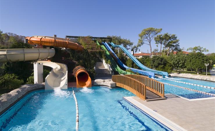 Bazén s tobogánmi v hoteli Abaton Island Resort & Spa