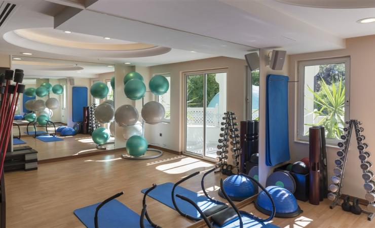 Cvičenie vo fitnes v hoteli Abaton Island Resort & Spa