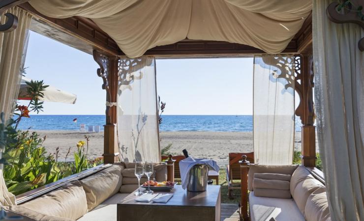 Romantické posedenie s výhľadom na more v hoteli Abaton Island Resort & Spa