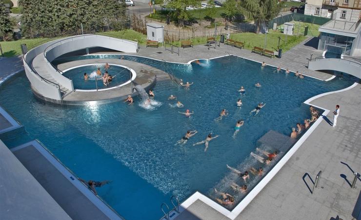 Pohľad na vonkajší bazén v kúpeľnom hoteli Krym