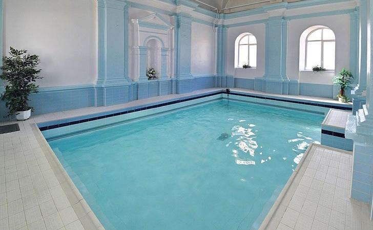 Vnútorný bazén kúpeľného hotela Krym