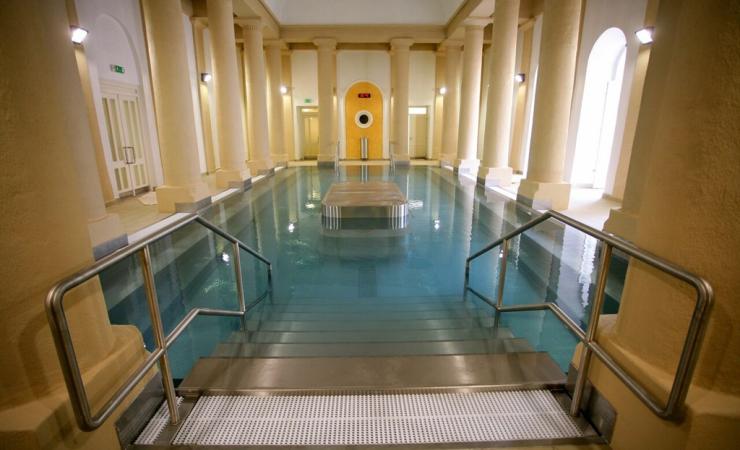 Vstup do bazéna v kúpeľnom hoteli Krym