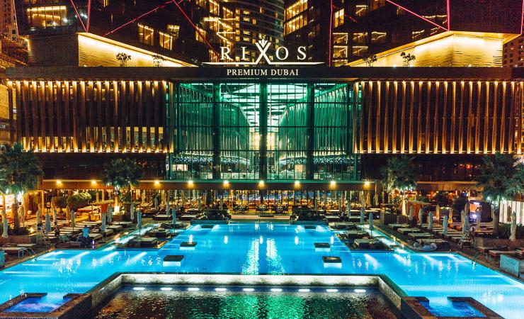Večerný bazén v hoteli Rixos Premium Dubai