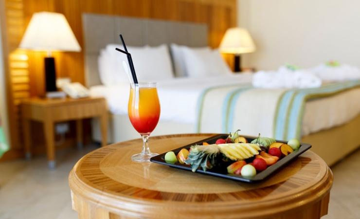Občerstvenie na izbe v hoteli Lindos Imperial Resort & Spa