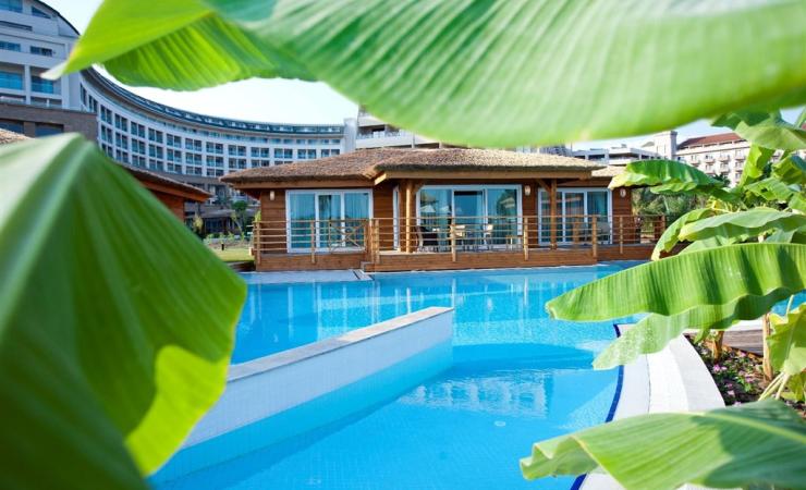 Pohľad na bazén v hoteli Kaya Palazzo Golf Resort