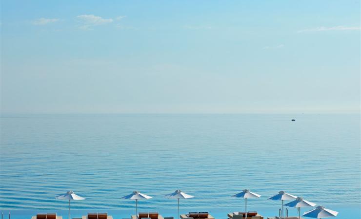 Ležadlá s výhľadom na more v hoteli Lesante Blu Exclusive Beach Resort