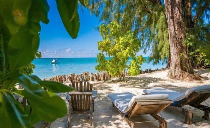 Hotel Denis Island Resort - Piesočnatá pláž a lehátka