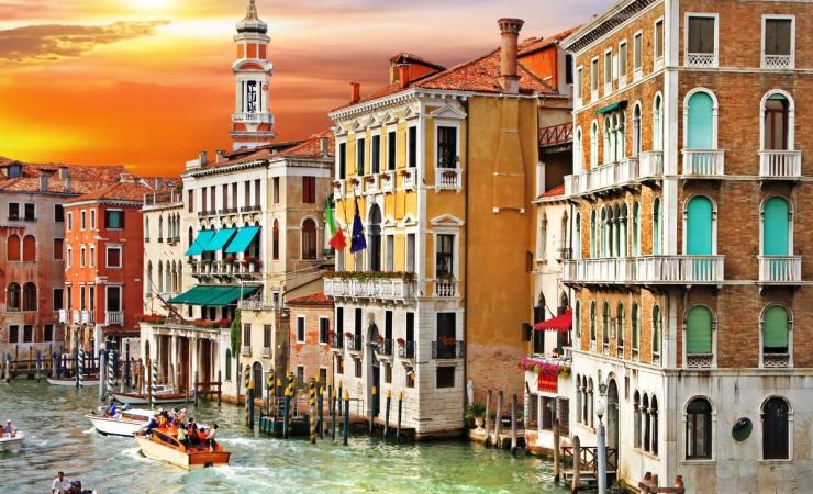 Víkend v Benátkach a okolí - kanál s loďkami