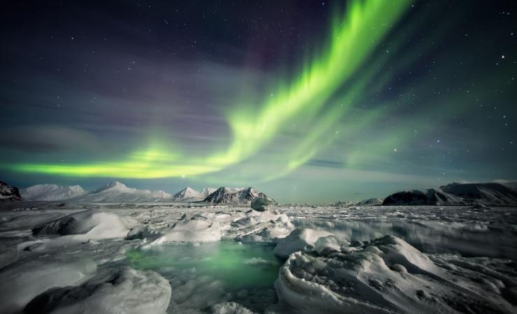 Neobyčajná arktická zimná krajina - zmrazené fjordy a polárna žiara