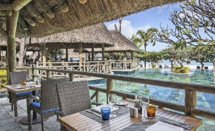 Reštaurácia pri bazéne hotela La Pirogue - A Sun Resort Mauritius 