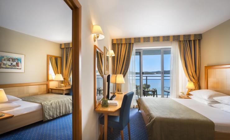 https://cms.satur.sk/data/imgs/tour_image/orig/03_aminess_grand_azur_hotel_rooms_family_room_with_sea_side_balcony_-1-1945832.jpg