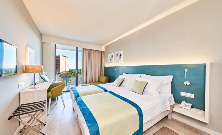 https://cms.satur.sk/data/imgs/tour_image/orig/70708_hotel_sol_sipar_for_plava_laguna_2017_connected_superior_room_with_balcony_park-side_s3bpc_-1_4813x3213-1939710.jpg