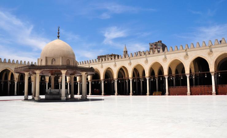 https://cms.satur.sk/data/imgs/tour_image/orig/amr-ibn-al-as-mosque-in-cairo-depositphotos_6946307_xl-2015-2026716.jpg