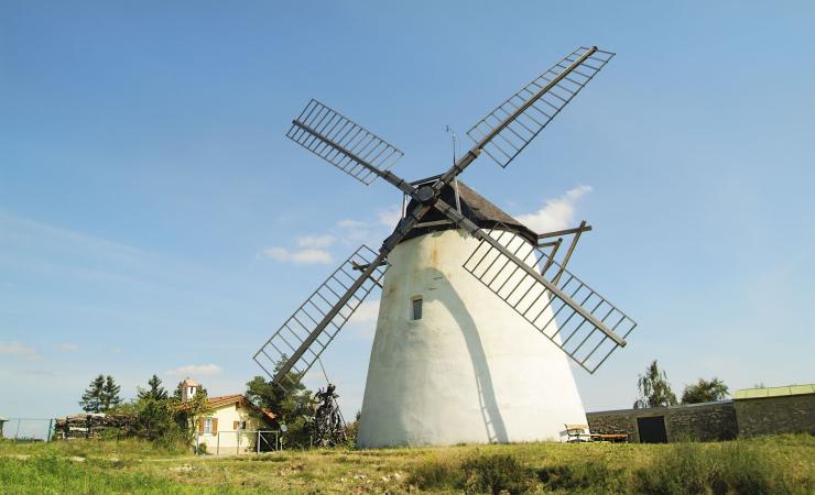 https://cms.satur.sk/data/imgs/tour_image/orig/austria-windmill-in-retzdepositphotos_65964101_original-2195167.jpg