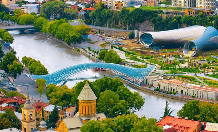 https://cms.satur.sk/data/imgs/tour_image/orig/beautiful-view-of-kura-river-and-bridge-of-peace-in-tbilisi-georgia-depositphotos_57446317_original-2221518.jpg