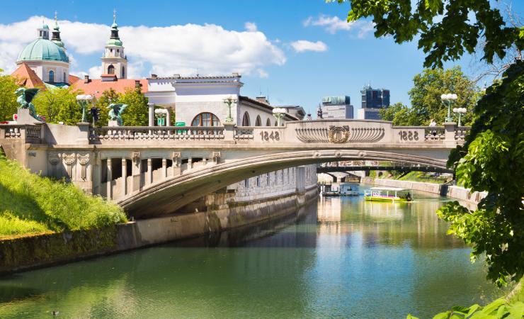 https://cms.satur.sk/data/imgs/tour_image/orig/dragon-bridge-in-ljubljana-depositphotos_47114417-2176176.jpg