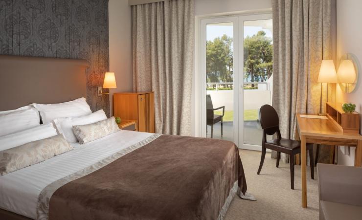 https://cms.satur.sk/data/imgs/tour_image/orig/hotel-coral-plava-laguna_accommodation-units_2022_classic-room-with-french-bed-and-balcony-sea-side_c2bnf-scaled-2161351.jpg