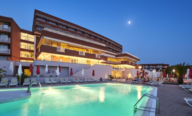 https://cms.satur.sk/data/imgs/tour_image/orig/hotel_albatros_plava_laguna_2021_swimming_pool-1-scaled-2177843.jpg