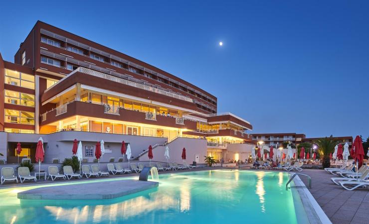 https://cms.satur.sk/data/imgs/tour_image/orig/hotel_albatros_plava_laguna_2021_swimming_pool-8-scaled-2177844.jpg