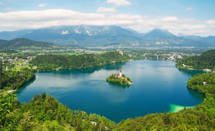 https://cms.satur.sk/data/imgs/tour_image/orig/lake-bled-in-sloveniadepositphotos_6165080_xl-2015-2176174.jpg