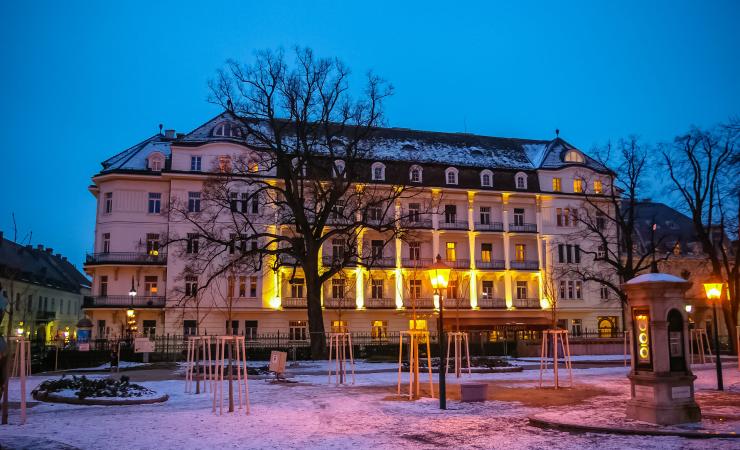 https://cms.satur.sk/data/imgs/tour_image/orig/night-view-on-residential-building-at-winter-in-baden-bei-wien-depositphotos_67800949_original-2214011.jpg
