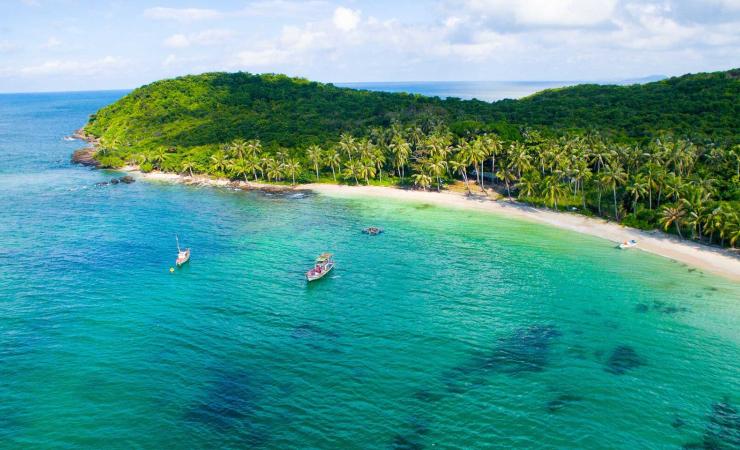Exotická pláž s bielym pieskom a palmami na ostrove Phu Quoc vo Vietname
