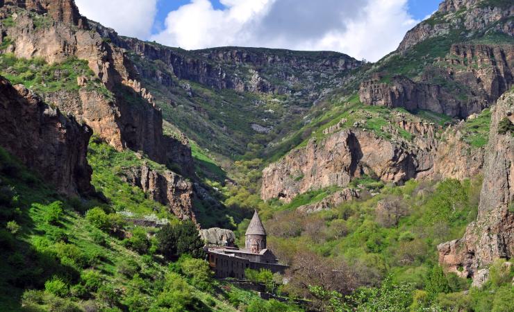 https://cms.satur.sk/data/imgs/tour_image/orig/sacred-monastery-of-geghard-in-armenia-depositphotos_25641737_xl-2015-2177968.jpg