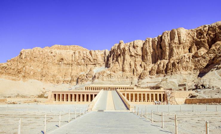 https://cms.satur.sk/data/imgs/tour_image/orig/temple-of-hatshepsut-near-luxor-in-egypt-depositphotos_196743028_xl-2015-2177775.jpg