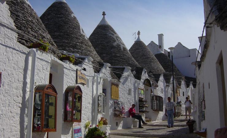 https://cms.satur.sk/data/imgs/tour_image/orig/unique-trulli-houses-with-conical-roofs-in-alberobello-51570513_e50d892117_o-2221426.jpg